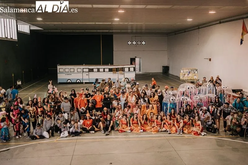 Foto 2 - La fiesta estalla en Navales con un colorido y concurrido desfile de disfraces