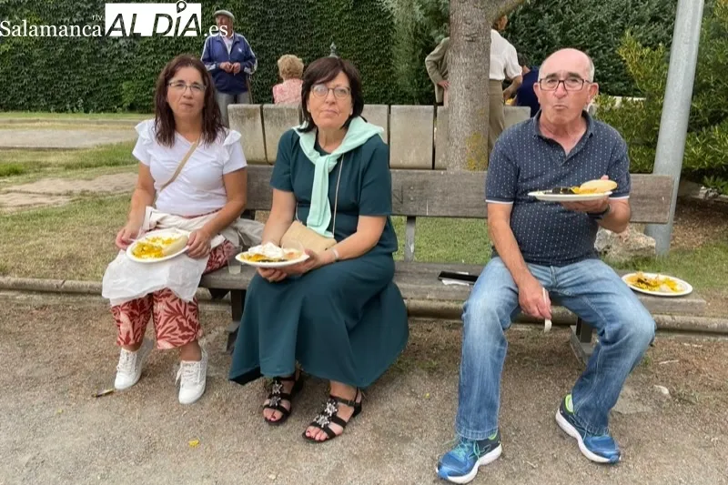 El parque municipal de Macotera acogía una gran paellada popular