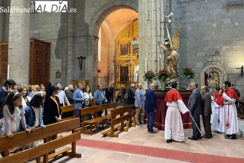 La festividad del patròn de Peñaranda, San Miguel Arcángel, se celebra a pesar de la lluvia 