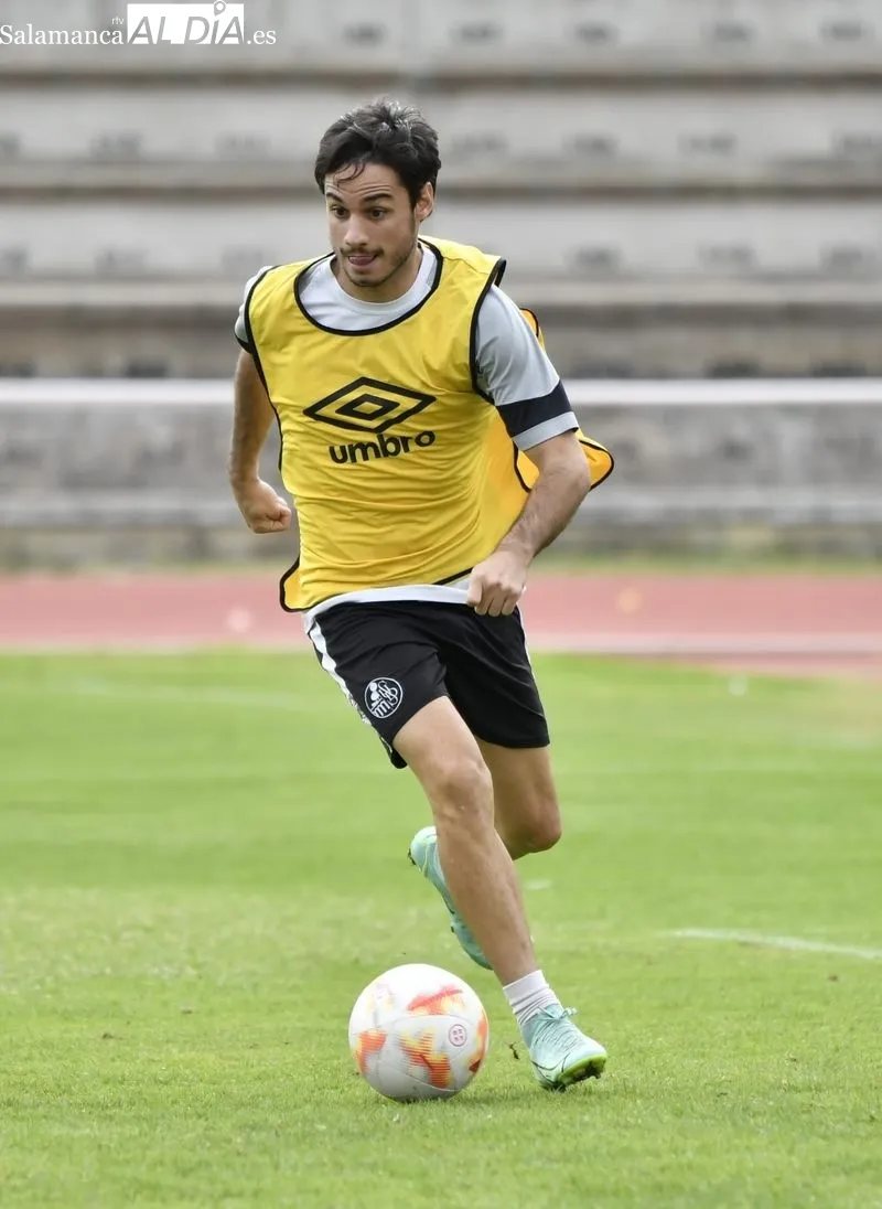 Alvarito en el entrenamiento del Salamanca UDS de este lunes, en las Pistas
