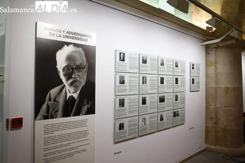 Exposición “Unamuno. Profesor y rector” en la sala del Patio de Escuelas Menores. Foto de David Sañudo