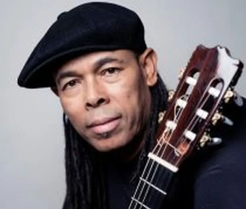 Edimundo Santos es cantante, compositor y artista polivalente