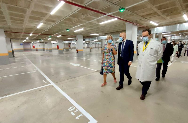 El director general de Calidad e Infraestructuras Sanitarias, Álvaro Muñoz (centro), en su visita al nuevo aparcamiento del Hospital de Salamanca. Foto EUROPA PRESS