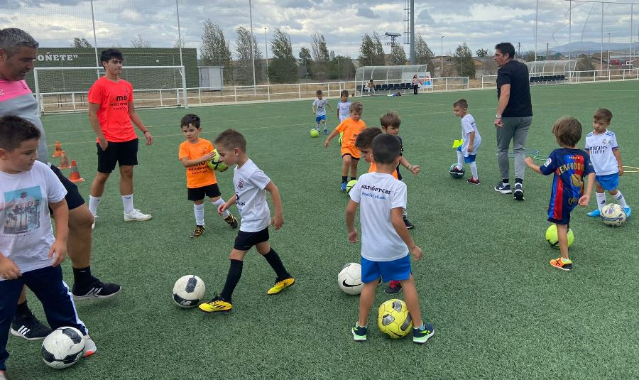 Foto 1 - El Ciudad Rodrigo CF reabre su Escuela de Fútbol