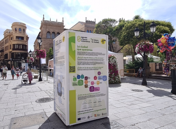 El Ayuntamiento ha tenido expuestos cubos explicativos de hoja de ruta de la Agenda Urbana para mejorar el futuro de la ciudad