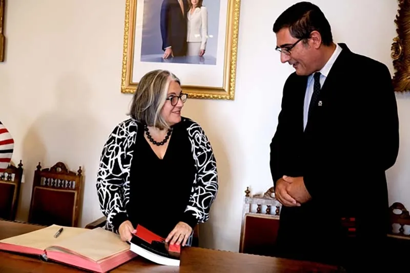 Foto 2 - Ana Fern&aacute;ndez-Sesma sienta c&aacute;tedra entre sus paisanos