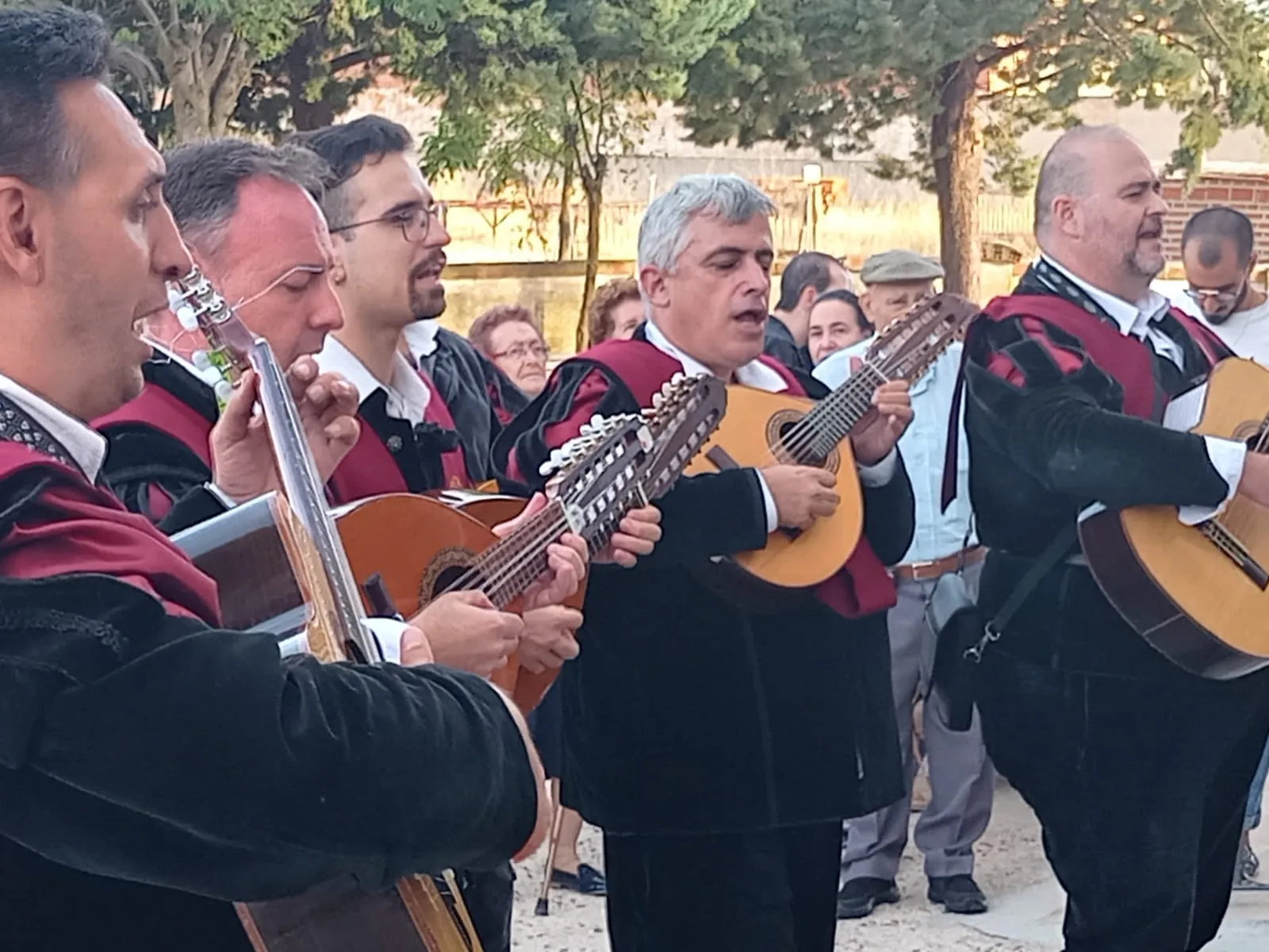 La Tuna Universitaria protagonizaba una animada tarde de fiesta en Salmoral