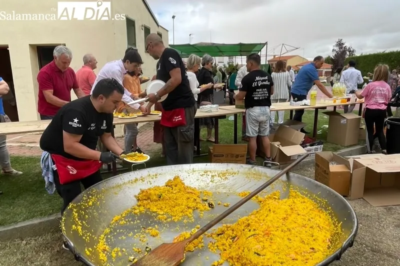 El parque municipal de Macotera acogía una gran paellada popular