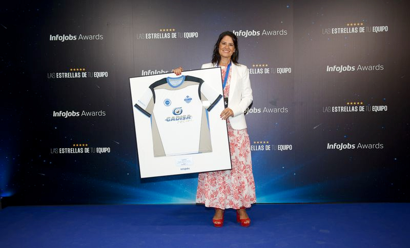 En la imagen, Patricia Guitián Valeiro, responsable de Formación y Selección de GADISA retail recogiendo el premio.