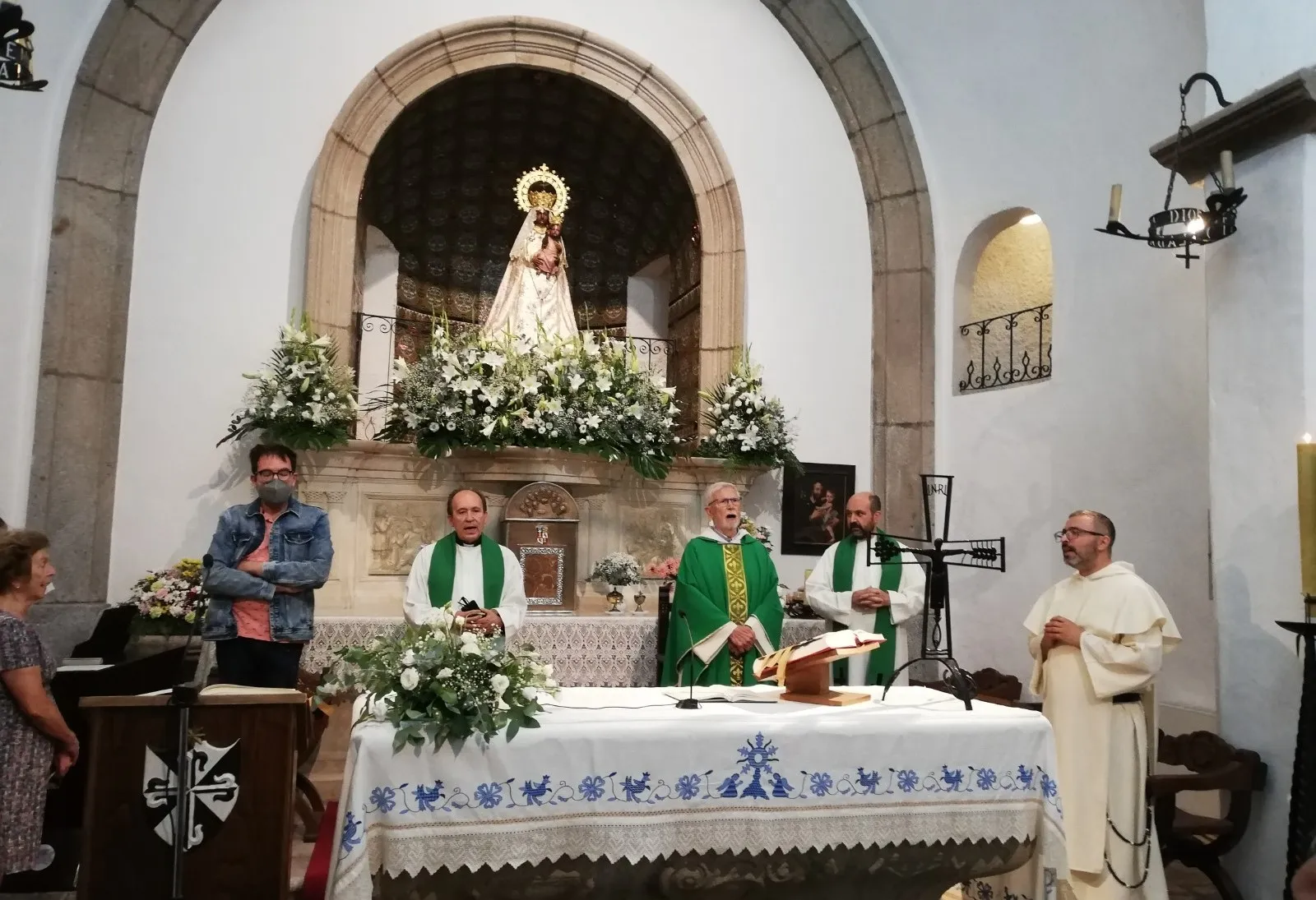 Foto 8 - La Parroquia de San Andr&eacute;s peregrina al Santuario de la Pe&ntilde;a de Francia
