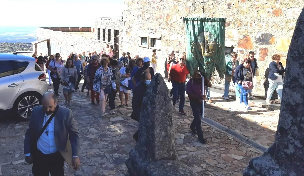 Foto 10 - La Parroquia de San Andr&eacute;s peregrina al Santuario de la Pe&ntilde;a de Francia