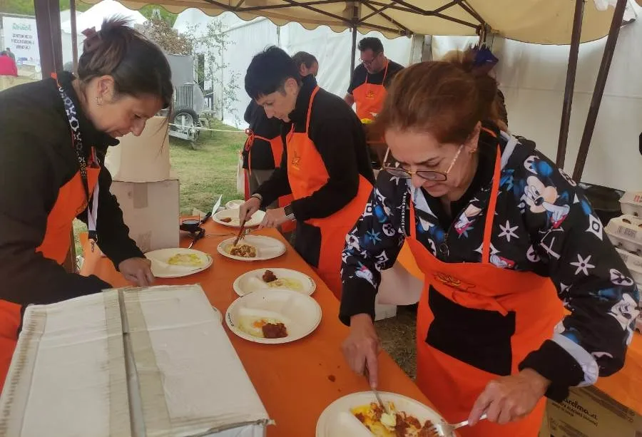 Foto 8 - Ciudad Rodrigo reparte 1.000 raciones de huevos fritos con farinato en Naturcyl