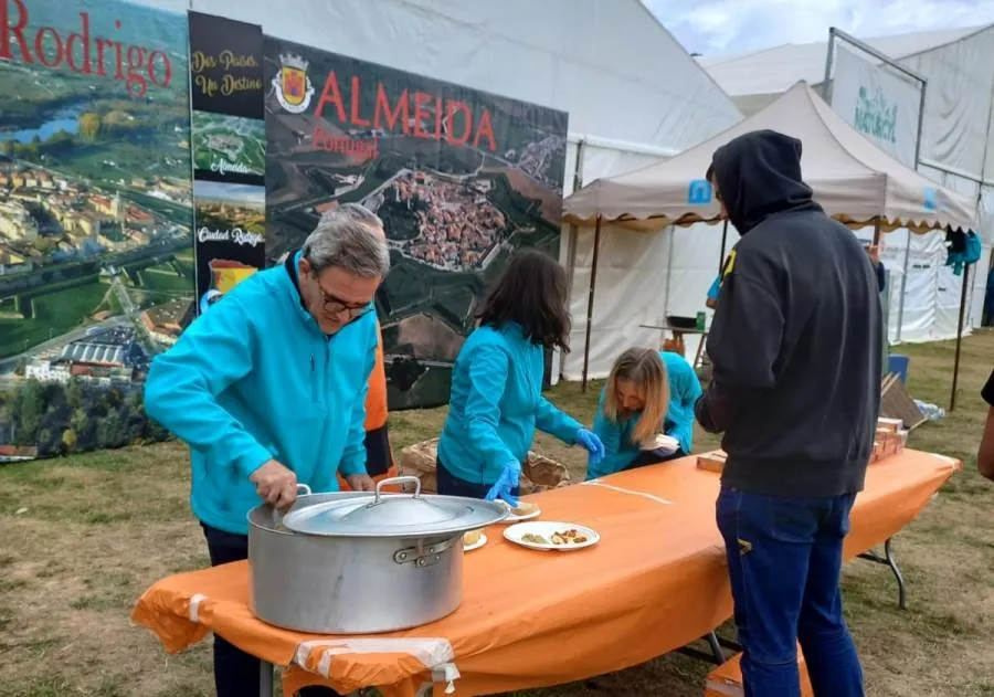 Foto 5 - Ciudad Rodrigo reparte 1.000 raciones de huevos fritos con farinato en Naturcyl