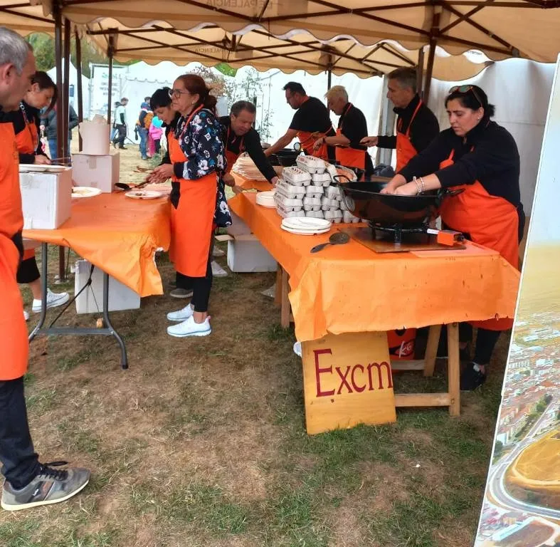 Foto 3 - Ciudad Rodrigo reparte 1.000 raciones de huevos fritos con farinato en Naturcyl