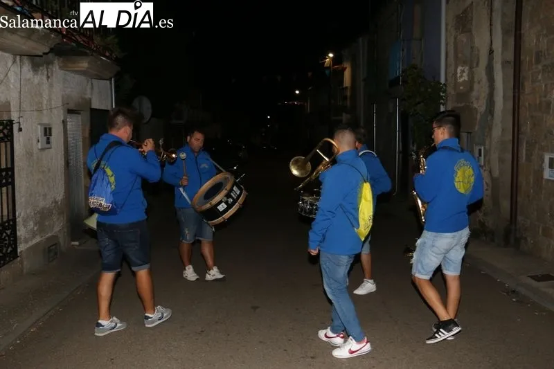 Divertido y participativo desfile de carrozas en Pereña de la Ribera / CORRAL
