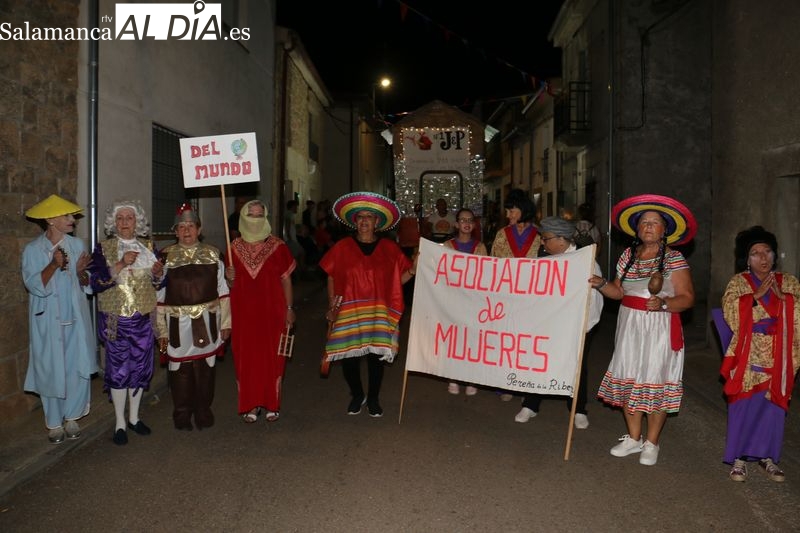 Divertido y participativo desfile de carrozas en Pereña de la Ribera / CORRAL