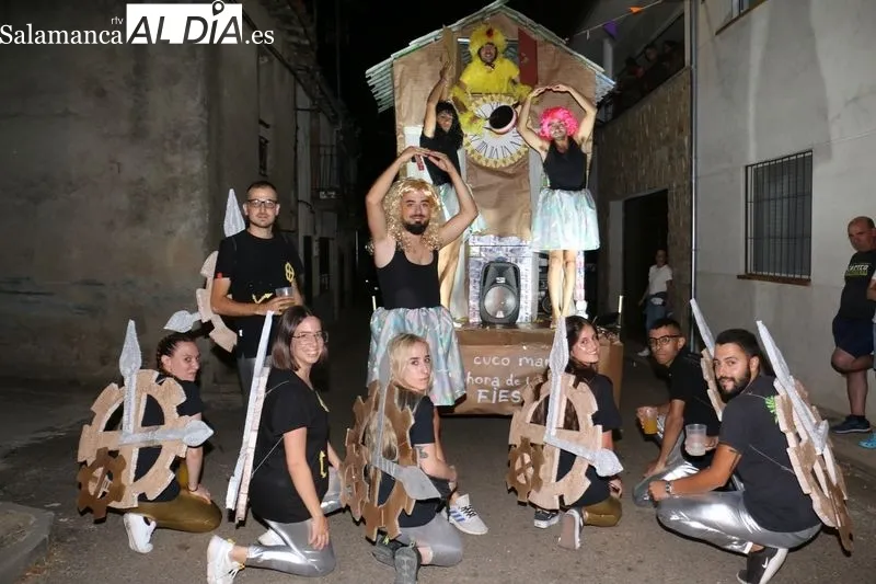 Divertido y participativo desfile de carrozas en Pereña de la Ribera / CORRAL
