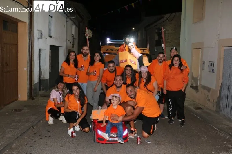 Divertido y participativo desfile de carrozas en Pereña de la Ribera / CORRAL