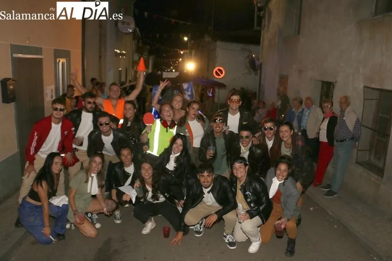 Divertido y participativo desfile de carrozas en Pereña de la Ribera / CORRAL