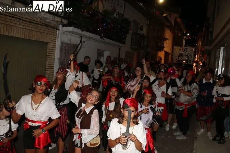 Divertido y participativo desfile de carrozas en Pereña de la Ribera / CORRAL
