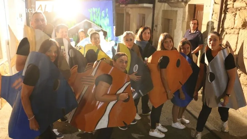 Divertido y participativo desfile de carrozas en Pereña de la Ribera / CORRAL