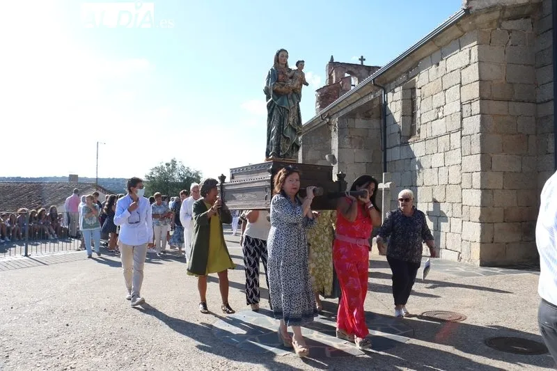 Villares de Yeltes celebra las fiestas de La Ofrenda en honor a la Virgen del Rosario / CORRAL