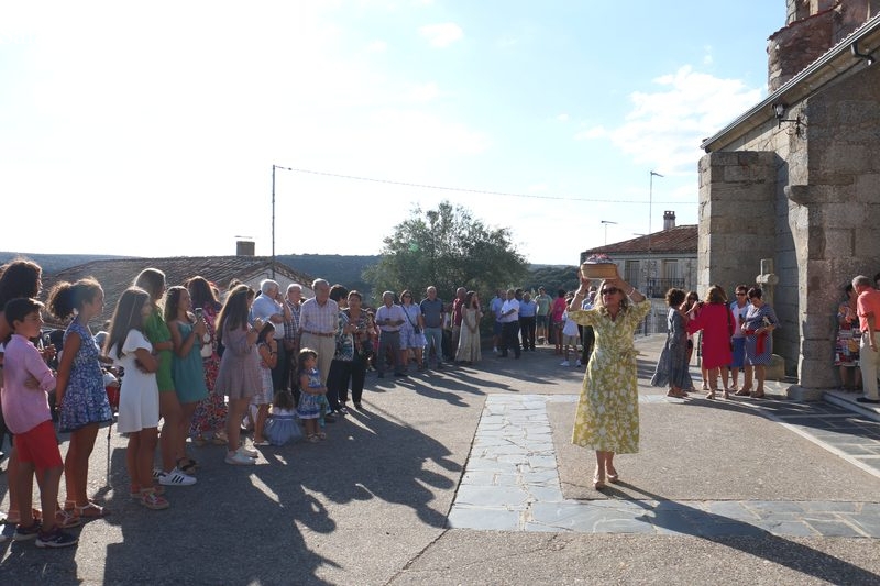 Villares de Yeltes celebra las fiestas de La Ofrenda en honor a la Virgen del Rosario / CORRAL