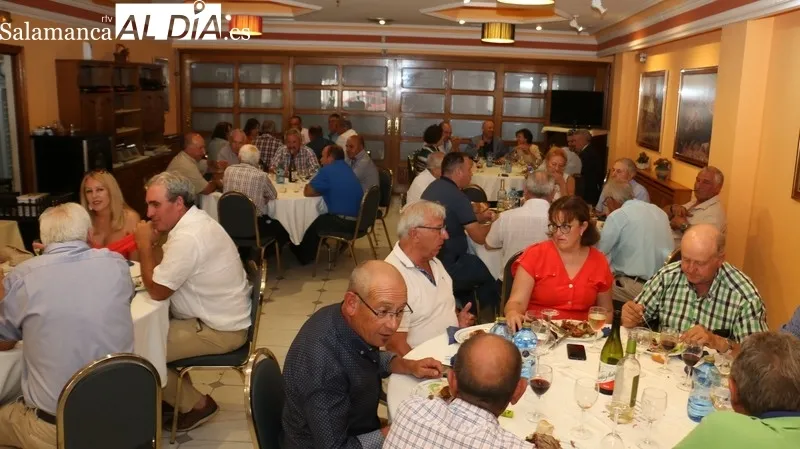 Despedida al capitan de la Guardia Civil de Vitigudino, Ángel Bautista, por los alcaldes de Las Arribes  / CORRAL 