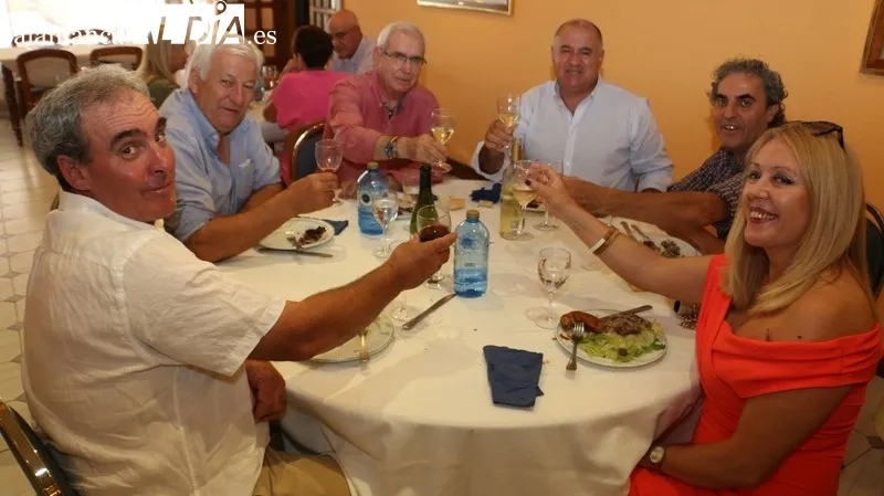 Despedida al capitan de la Guardia Civil de Vitigudino, Ángel Bautista, por los alcaldes de Las Arribes  / CORRAL 