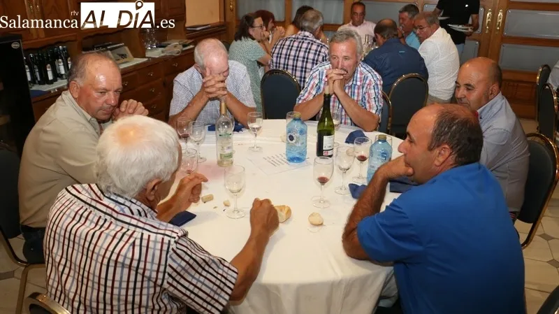 Despedida al capitan de la Guardia Civil de Vitigudino, Ángel Bautista, por los alcaldes de Las Arribes  / CORRAL 