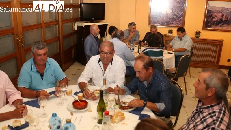 Despedida al capitan de la Guardia Civil de Vitigudino, Ángel Bautista, por los alcaldes de Las Arribes  / CORRAL 