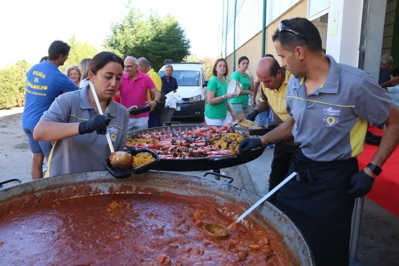 La comida de hermandad, para despedir las fiestas en Villaseco de los Reyes, se convertía en un pequeño homenaje a su alcalde, Arturo de Inés / CORRAL 