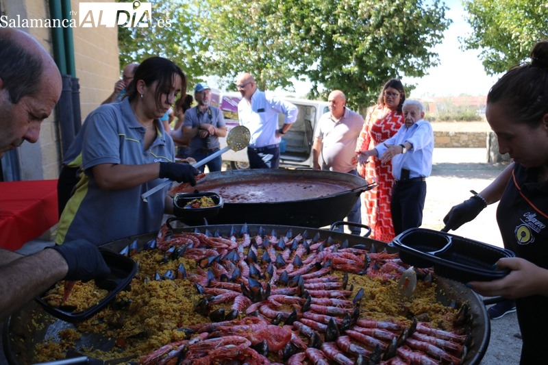 La comida de hermandad, para despedir las fiestas en Villaseco de los Reyes, se convertía en un pequeño homenaje a su alcalde, Arturo de Inés / CORRAL 