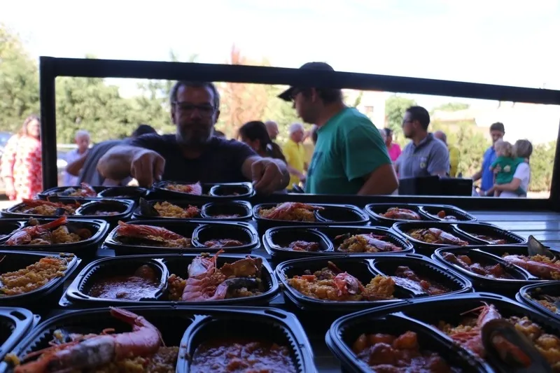 La comida de hermandad, para despedir las fiestas en Villaseco de los Reyes, se convertía en un pequeño homenaje a su alcalde, Arturo de Inés / CORRAL 