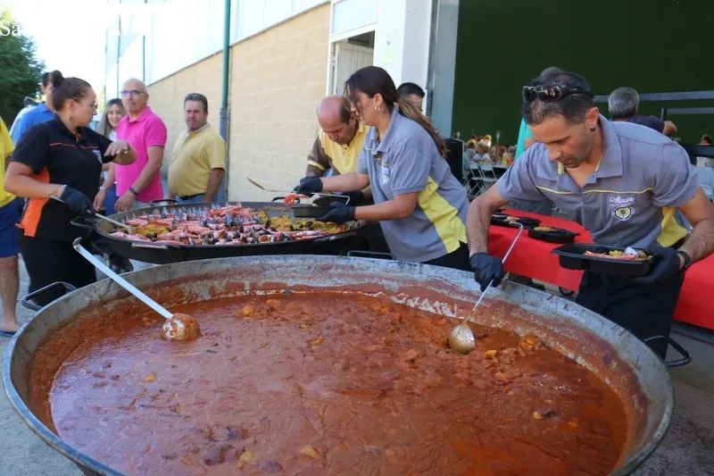 La comida de hermandad, para despedir las fiestas en Villaseco de los Reyes, se convertía en un pequeño homenaje a su alcalde, Arturo de Inés / CORRAL 