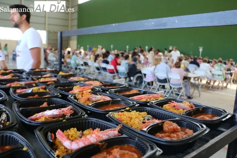 La comida de hermandad, para despedir las fiestas en Villaseco de los Reyes, se convertía en un pequeño homenaje a su alcalde, Arturo de Inés / CORRAL 