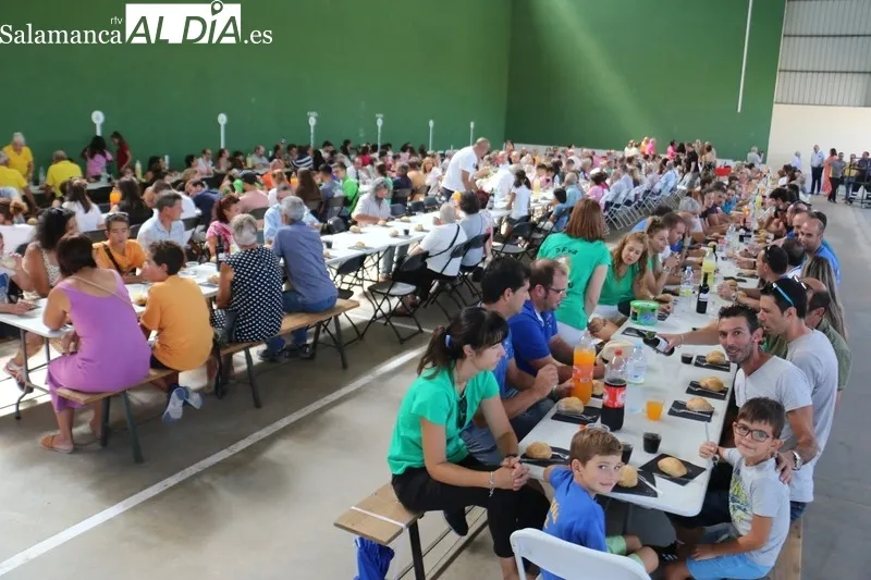 La comida de hermandad, para despedir las fiestas en Villaseco de los Reyes, se convertía en un pequeño homenaje a su alcalde, Arturo de Inés / CORRAL 