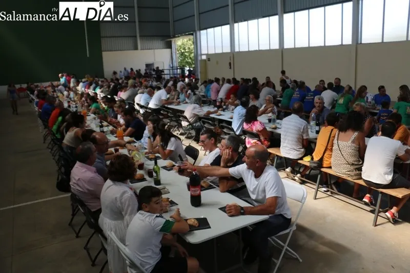 La comida de hermandad, para despedir las fiestas en Villaseco de los Reyes, se convertía en un pequeño homenaje a su alcalde, Arturo de Inés / CORRAL 
