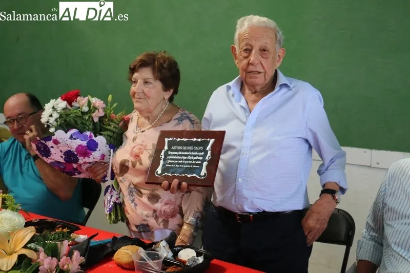 La comida de hermandad, para despedir las fiestas en Villaseco de los Reyes, se convertía en un pequeño homenaje a su alcalde, Arturo de Inés / CORRAL 