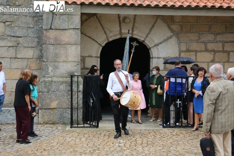 Los vecinos de Trabanca acudieron fieles a los actos en honor a la Virgen del Carmen, misa y procesión, y el convite ofrecido por el Ayuntamiento / CORRAL