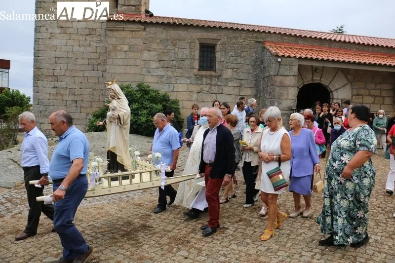 Los vecinos de Trabanca acudieron fieles a los actos en honor a la Virgen del Carmen, misa y procesión, y el convite ofrecido por el Ayuntamiento / CORRAL