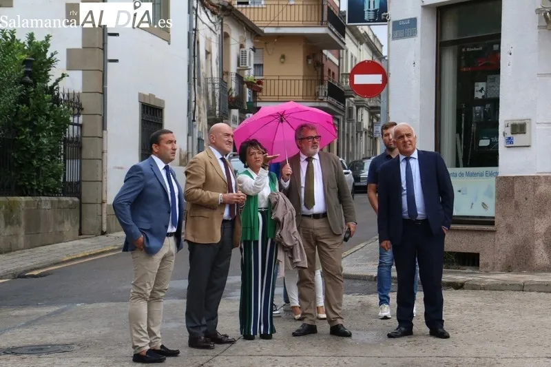 El consejero de Presidencia, Jesús Julio Carnero, visita el Mercado de Abastos de Vitigudino tras la sustitución de la cubierta / CORRAL