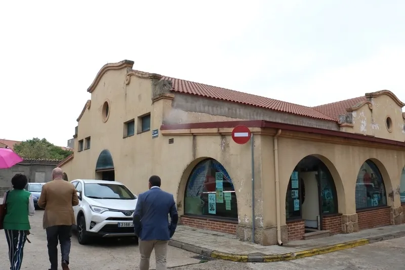 El consejero de Presidencia, Jesús Julio Carnero, visita el Mercado de Abastos de Vitigudino tras la sustitución de la cubierta / CORRAL