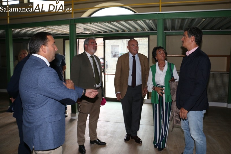 El consejero de Presidencia, Jesús Julio Carnero, visita el Mercado de Abastos de Vitigudino tras la sustitución de la cubierta / CORRAL
