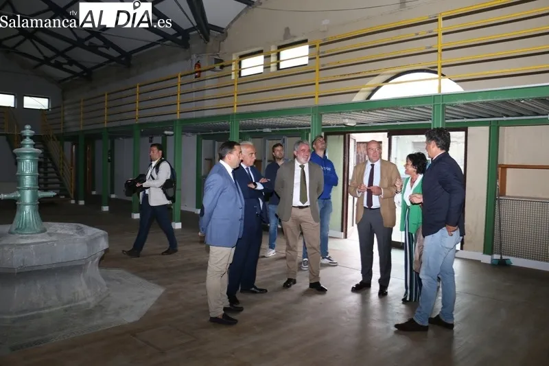 El consejero de Presidencia, Jesús Julio Carnero, visita el Mercado de Abastos de Vitigudino tras la sustitución de la cubierta / CORRAL