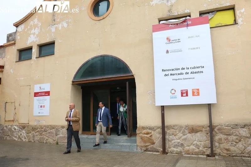 El consejero de Presidencia, Jesús Julio Carnero, visita el Mercado de Abastos de Vitigudino tras la sustitución de la cubierta / CORRAL