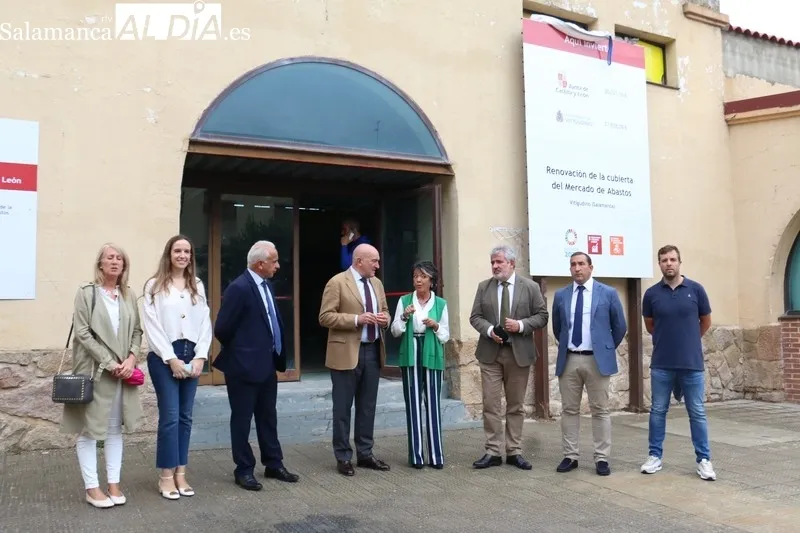 El consejero de Presidencia, Jesús Julio Carnero, visita el Mercado de Abastos de Vitigudino tras la sustitución de la cubierta / CORRAL