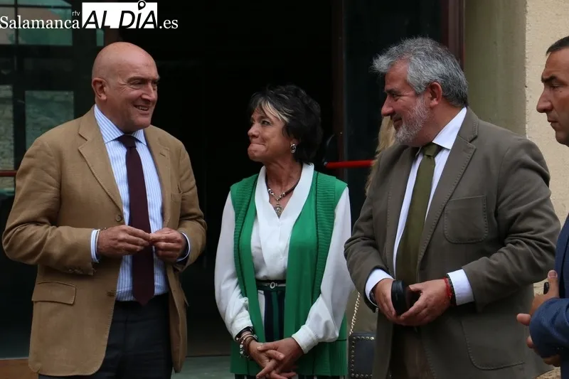El consejero de Presidencia, Jesús Julio Carnero, visita el Mercado de Abastos de Vitigudino tras la sustitución de la cubierta / CORRAL
