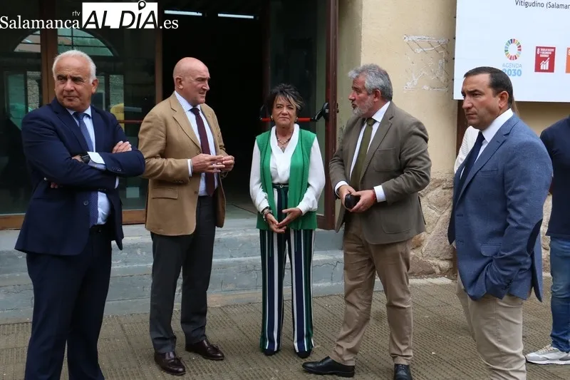 El consejero de Presidencia, Jesús Julio Carnero, visita el Mercado de Abastos de Vitigudino tras la sustitución de la cubierta / CORRAL