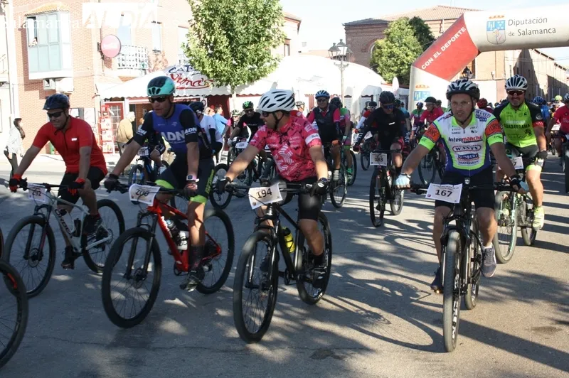 Foto 3 - &Eacute;xito de participaci&oacute;n para una emotiva IX KDD BTT Ruta de la Piedra de Cantalapiedra